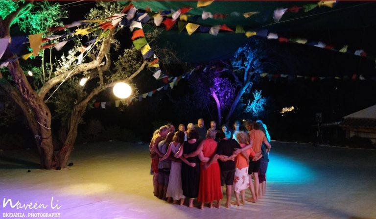 Biodanza Gruppe im Kreis verbunden